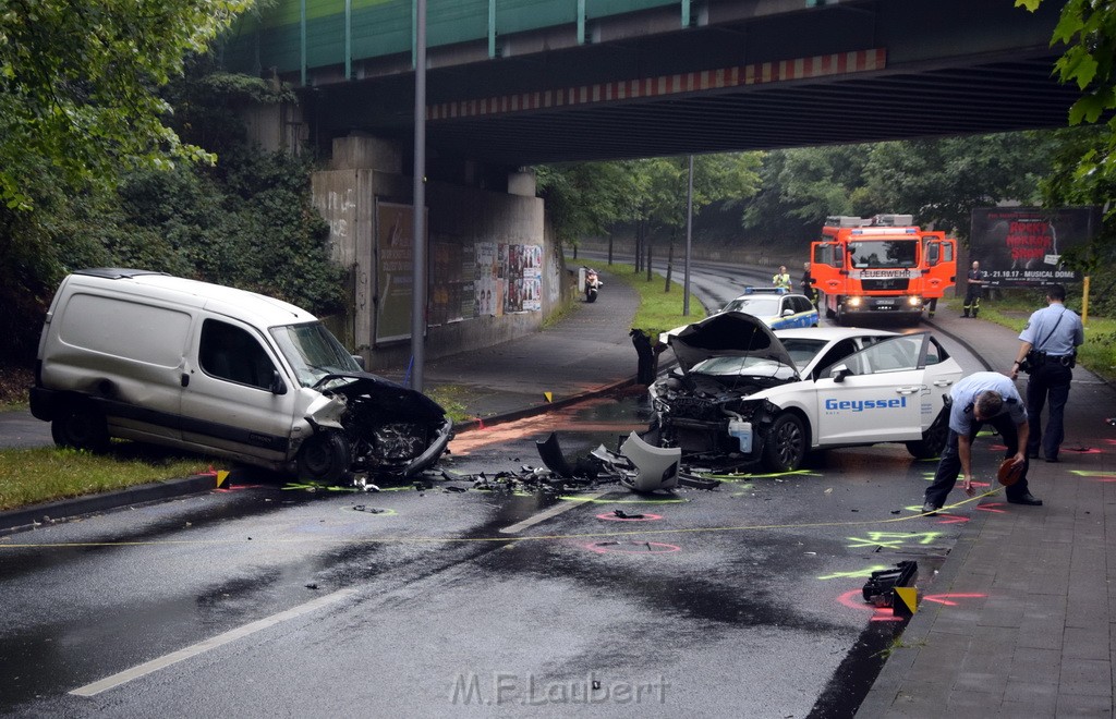 VU Frontal Koeln Hoehenhaus Berlinerstr vor Leuchterstr P12.JPG - Miklos Laubert